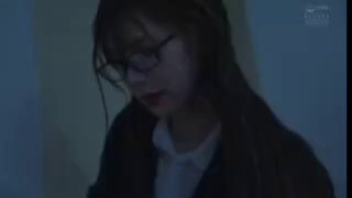 纯情美少女 阴毛杂乱无章 不过粉木耳蝴蝶逼还是加分不少 全程露脸道具自慰