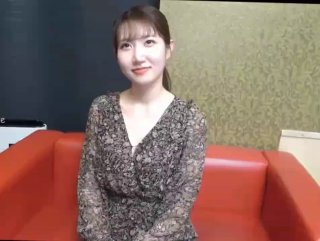 外国妞吃鸡鸡口活挺不错的❤️人长得又美又爽干死这个小骚货兄弟们撸起来❤️射小骚B舌头上