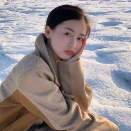 Alice Redlips 卷发性感的黑发女郎用力吮吸大鸡巴 湿口交