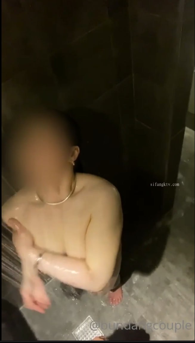 长相清纯萌萌哒嫩妹子双人啪啪秀 学生制服口交舔JJ后入抽插浴室洗澡 很是诱惑喜欢的不要错 A